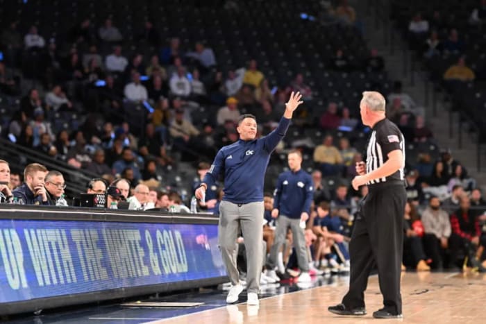 Damon Stoudamire coaching vs Notre Dame